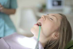 Cómo limpiar los implantes dentales