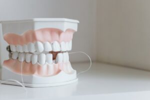 Qué tipos de implantes dentales existen